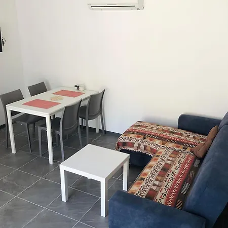 Isik , A Happy Vacation Story Prázdninový dům